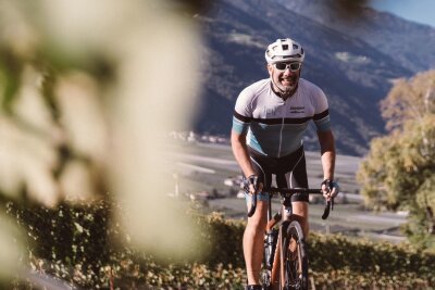 Downhill, kiten, fliegen: Aktivurlaub im Vinschgau - Ein Hotelier in sportlicher Mission: Joachim Nischler auf dem Rennrad.