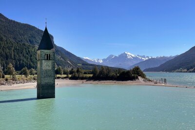 Downhill, kiten, fliegen: Aktivurlaub im Vinschgau - Beliebtes Fotomotiv: der Turm der versunkenen Kirche von Altgraun am aufgestauten Reschensee.