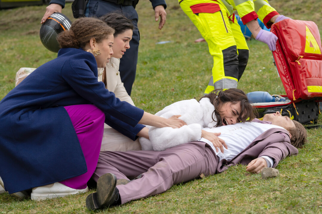 Drama bei "Sturm der Liebe": Schockierender Serientod bei Traumhochzeit - Für Theo (Lukas Leibe, r., mit Yeliz Simsek, 2.v.r., Merve Cakir, 2.v.l. und Soluna-Delta Kokol, l.) kommt jede Hilfe zu spät.