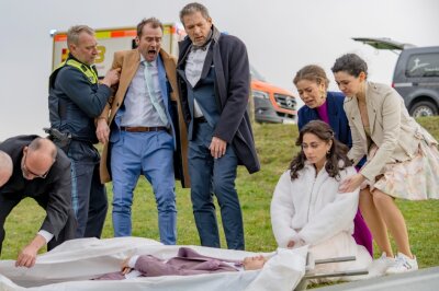 Drama bei "Sturm der Liebe": Schockierender Serientod bei Traumhochzeit - Lale schafft es durch das Beruhigungsmittel einigermaßen stark zu bleiben. (v.l.n.r. Dieter Bach, Philipp Rafferty, Sven Waasner, Yeliz Simsek, Robin Schick, Soluna-Delta Kokol) ARD/Christof Arnold (mit Komparsen)