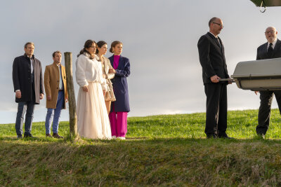 Drama bei "Sturm der Liebe": Schockierender Serientod bei Traumhochzeit - Ana (Soluna-Delta Kokol, vorne r.) und Shirin (Merve Cakir, vorne M.) versuchen alles, um Lale (Yeliz Simsek, vorne l. mit Dieter Bach, hinten l. und Philipp Rafferty, hinten r.) beizustehen.