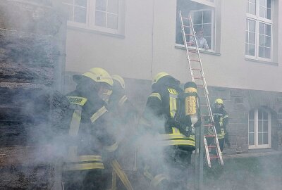 Dramatischer Rettungseinsatz an Plauener Schule: Direktor blutüberströmt - Die Friedens-Oberschule in Plauen sorgte wieder einmal für Aufsehen. Foto: Karsten Repert