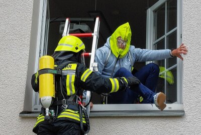 Dramatischer Rettungseinsatz an Plauener Schule: Direktor blutüberströmt - Qualm strömte aus seinem Fenster. Foto: Karsten Repert