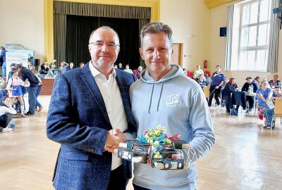 Dramatischer Rettungseinsatz an Plauener Schule: Direktor blutüberströmt - Oberbürgermeister Steffen Zenner und Schulleiter Uwe Zimmermann freuen sich. Foto: Karsten Repert