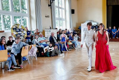 Dramatischer Rettungseinsatz an Plauener Schule: Direktor blutüberströmt - Viel Beifall gab es unter anderem für die glamouröse Modenschau in der Aula. Foto: Karsten Repert