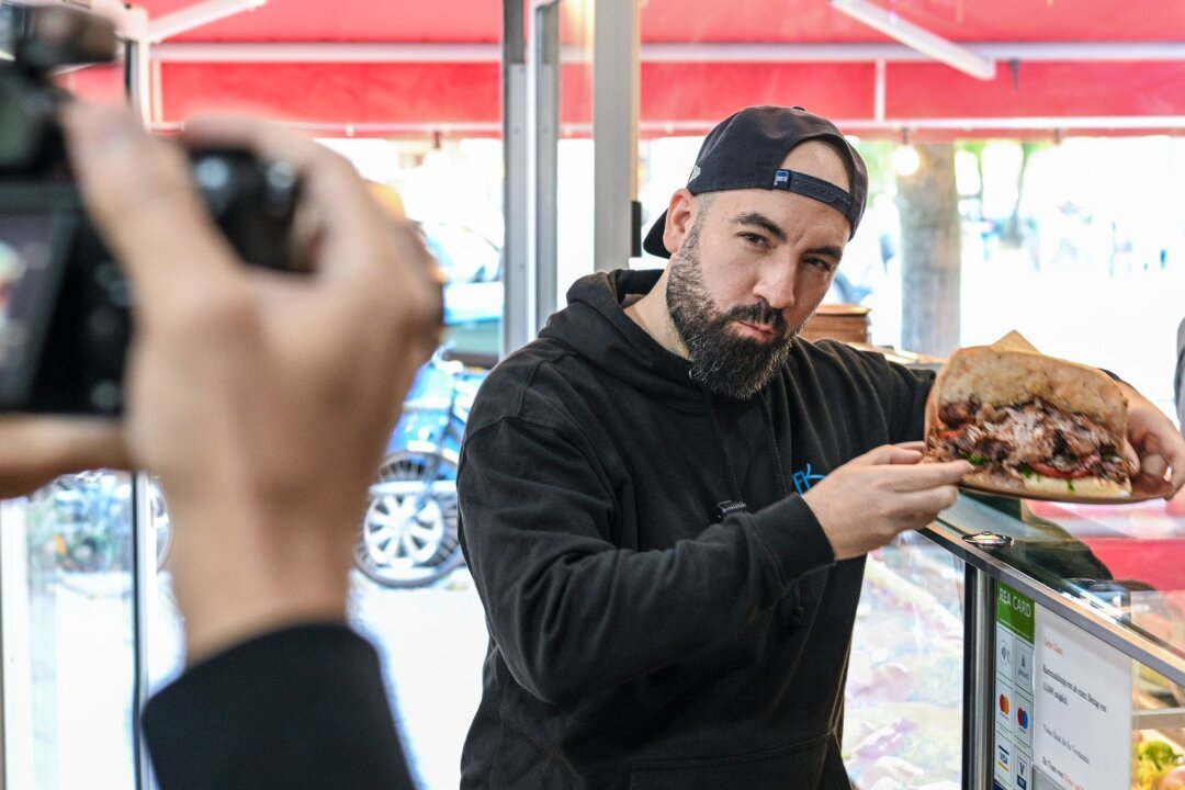 Drehort Drehspieß: Influencer testet Berliner U-Bahn-Döner - Der Berliner Youtuber Can F. Kennedy testet alle Dönerläden an U-Bahnhöfen.