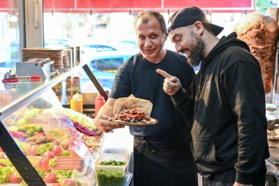 Drehort Drehspieß: Influencer testet Berliner U-Bahn-Döner - Der Berliner Youtuber Can F. Kennedy testet alle Dönerläden an U-Bahnhöfen.