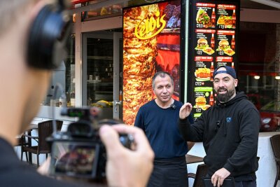 Drehort Drehspieß: Influencer testet Berliner U-Bahn-Döner - Der Berliner Youtuber Can F. Kennedy testet alle Dönerläden an U-Bahnhöfen.