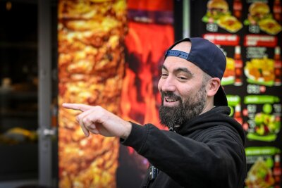 Drehort Drehspieß: Influencer testet Berliner U-Bahn-Döner - Der Berliner Youtuber Can F. Kennedy testet alle Dönerläden an U-Bahnhöfen.