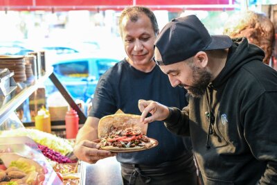 Drehort Drehspieß: Influencer testet Berliner U-Bahn-Döner - Der Berliner Youtuber Can F. Kennedy testet alle Dönerläden an U-Bahnhöfen.