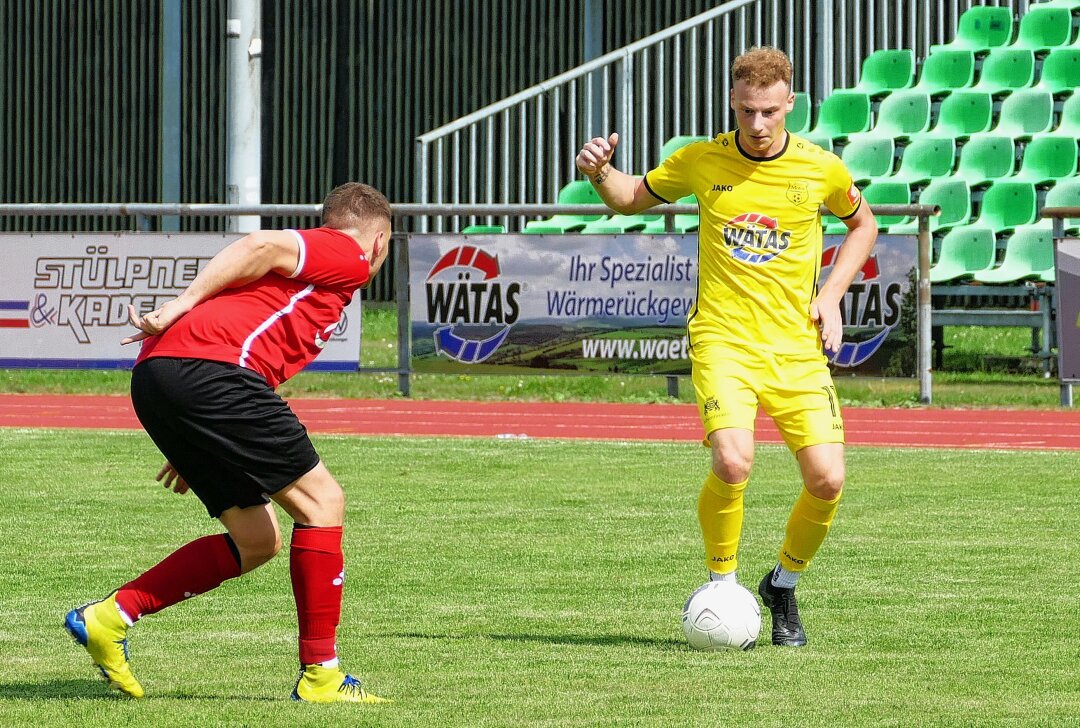 Drei Doppelpacker lassen Marienberg im Pokal jubeln - Schraubte das Ergebnis nach der Pause mit zwei Toren in die Höhe: Motor-Angreifer Tommy Barthold (rechts). Foto: Andreas Bauer