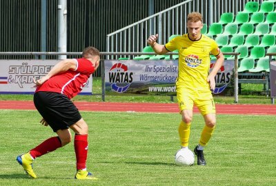 Drei Doppelpacker lassen Marienberg im Pokal jubeln - Schraubte das Ergebnis nach der Pause mit zwei Toren in die Höhe: Motor-Angreifer Tommy Barthold (rechts). Foto: Andreas Bauer