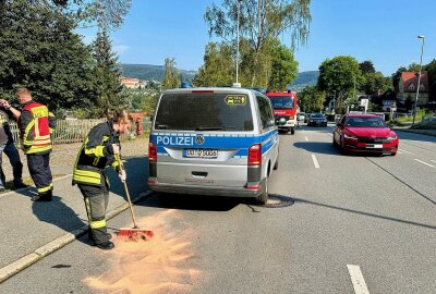 Drei Einsätze innerhalb einer Stunde: Schwerstarbeit für die Feuerwehr Aue - Noch während des Einsatzes in der Wohnung, wurden sie zu einem Verkehrsunfall alarmiert. Foto: Daniel Unger