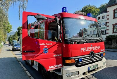 Drei Einsätze innerhalb einer Stunde: Schwerstarbeit für die Feuerwehr Aue - Noch während des Einsatzes in der Wohnung, wurden sie zu einem Verkehrsunfall alarmiert. Foto: Daniel Unger