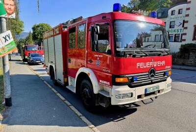 Drei Einsätze innerhalb einer Stunde: Schwerstarbeit für die Feuerwehr Aue - Noch während des Einsatzes in der Wohnung, wurden sie zu einem Verkehrsunfall alarmiert. Foto: Daniel Unger