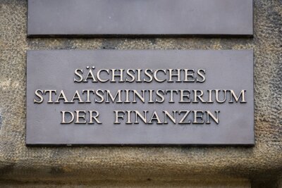 Drei Millionen von Sponsoren für Aktivitäten des Freistaates - Ein Schild mit der Aufschrift "Sächsisches Staatsministerium der Finanzen" ist am Eingang des Gebäudes angebracht.