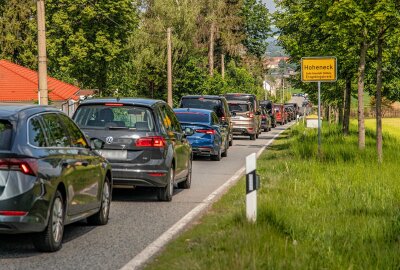 Drei PKW kollidieren im Erzgebirge: Vier Personen verletzt - Zum Sachschaden liegen noch keine Angaben vor. Foto: André Maerz