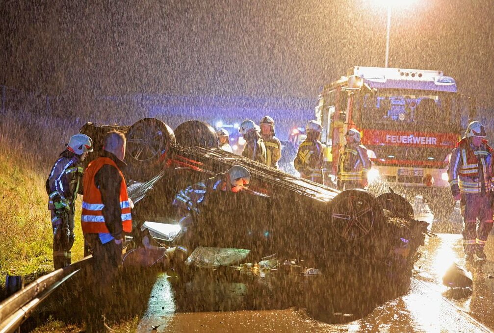 Drei Schwerverletzte Bei Unfall Auf Der A4: PKW überschlägt Sich