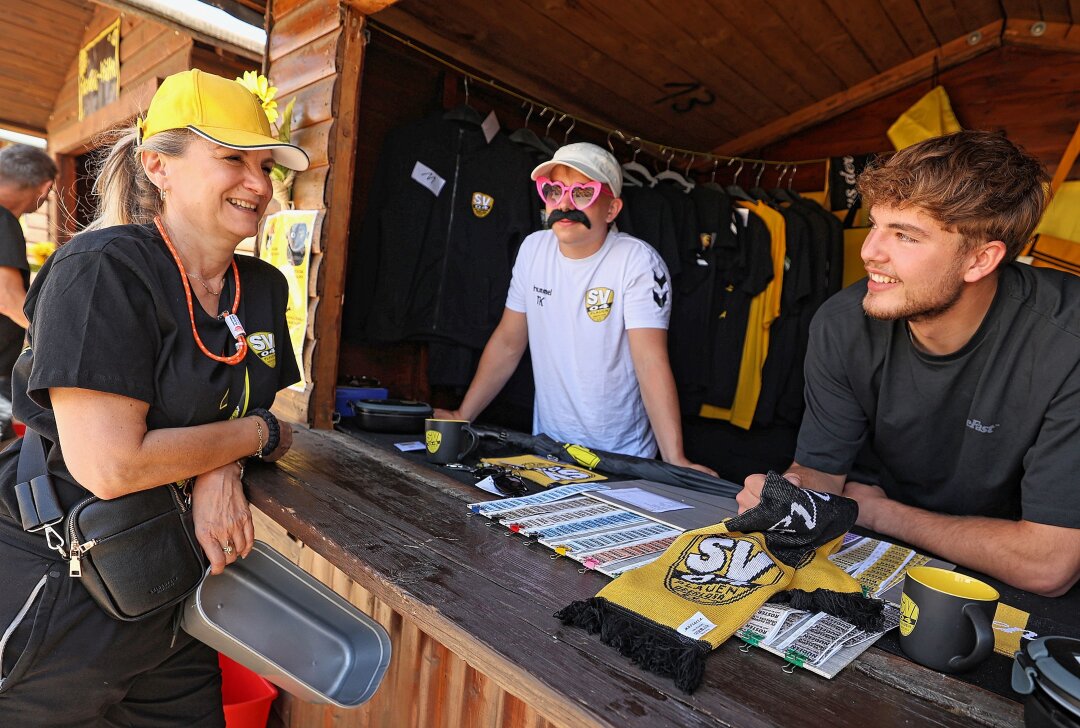 Drei Tage feierte der SV 04 Oberlosa Sport- und Sommerfest - Anja Petzold schaute am Fanshop bei Till Koffent und Henric Ebert (rechts) vorbei. Das Trio gehörte zu den 250 Helfern, die das Fest wuppten. Foto: Thomas Voigt