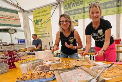 Drei Tage feierte der SV 04 Oberlosa Sport- und Sommerfest - Anette Voigt (links) und Christina Strauß halfen am Kuchenbuffet. Foto: Thomas Voigt