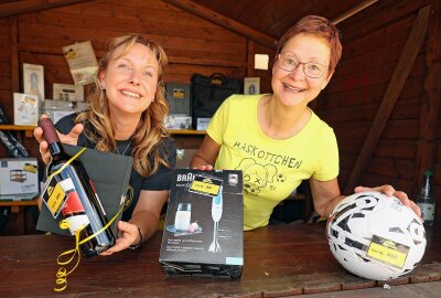 Drei Tage feierte der SV 04 Oberlosa Sport- und Sommerfest - Mandy Mauersberger (links) und Sylvia Sucker führten erstmals in der Tombola-Hütte Regie. Foto: Thomas Voigt