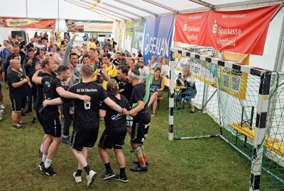 Drei Tage feierte der SV 04 Oberlosa Sport- und Sommerfest - Das gab es noch nie: Helfer trugen ein Handball-Tor zum Siebenmeterschießen ins Festzelt. Über den Turniersieg jubelten am Ende die Oberlosaer Jahrgang 97/98. Foto: Thomas Voigt