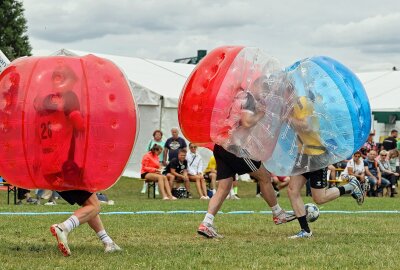 Drei Tage feierte der SV 04 Oberlosa Sport- und Sommerfest - Passend zur Fußball-Euro in Deutschland spielten die Teams am Sonntag auf der Sportplatzwiese Bubble-Fußball. Foto: Thomas Voigt