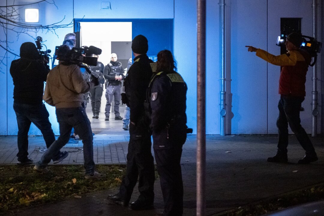 Drei Tote in Berliner Wohnung - Verdacht auf Tötungsdelikt - Die Mordkommission ermittelt.