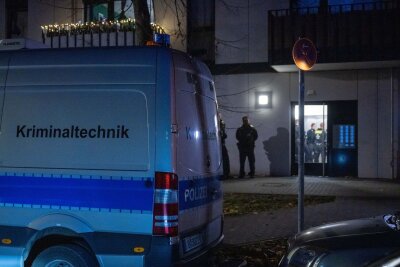 Drei Tote in Berliner Wohnung - Verdacht auf Tötungsdelikt - Polizei, Kriminaltechnik und Staatsanwaltschaft sind vor Ort in dem Neubaugebiet. 