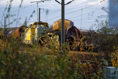 Drei Verletzte bei Güterzug-Unfall - Bahnstrecke gesperrt - Drei Menschen haben sich bei einem Güterzug-Unfall bei Kerpen verletzt.