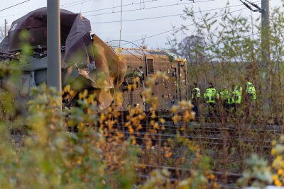 Drei Verletzte bei Güterzug-Unfall - Bahnstrecke gesperrt - Die betroffene Bahnstrecke zwischen Köln und Aachen bleibt wohl tagelang gesperrt.