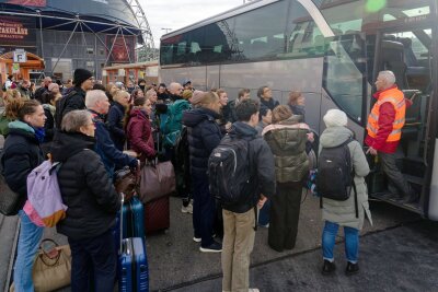 Drei Verletzte bei Güterzug-Unfall - Bahnstrecke gesperrt - Die Bahn bot Busse als Ersatz für die ausgefallenen Züge an. Es bildeten sich lange Schlangen.