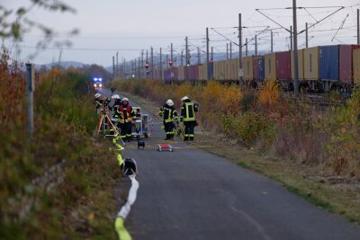 Drei Verletzte bei Güterzug-Unfall - Bahnstrecke gesperrt - Die Feuerwehr war mit einem Großaufgebot im Einsatz.