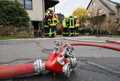 Drei Verletzte bei Kellerbrand in Schwarzenberg - Der Brand wird gelöscht. Foto: Niko Mutschmann