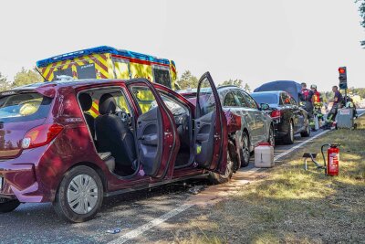 Drei Verletzte in Klinik nach Unfall auf sächsischer Staatsstraße - Zu einem Verkehrsunfall mit drei Fahrzeugen kam es am Donnerstagvormittag bei Hoyerswerda. Foto: Xcitepress