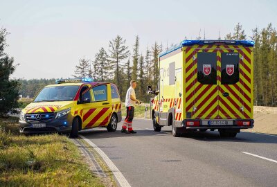 Drei Verletzte in Klinik nach Unfall auf sächsischer Staatsstraße - Mehrere Fahrzeuge hielten an einer Baustellenampel verkehrsbedingt an, was ein Mitsubishi Lenker offenbar zu spät erkannte. Foto: Xcitepress