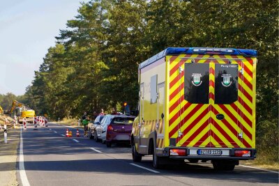 Drei Verletzte in Klinik nach Unfall auf sächsischer Staatsstraße - Mehrere Fahrzeuge hielten an einer Baustellenampel verkehrsbedingt an, was ein Mitsubishi Lenker offenbar zu spät erkannte. Foto: Xcitepress