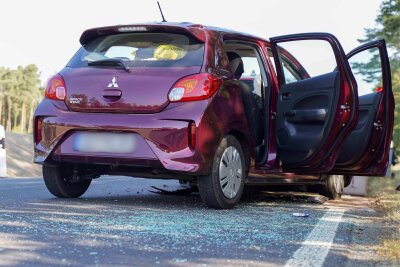 Drei Verletzte in Klinik nach Unfall auf sächsischer Staatsstraße - Dieser fuhr auf einen vor ihm wartenden Hyundai auf, der durch die Kollision wiederum auf einen vor ihm stehenden Mercedes geschoben wurde. 