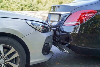 Drei Verletzte in Klinik nach Unfall auf sächsischer Staatsstraße - Dieser fuhr auf einen vor ihm wartenden Hyundai auf, der durch die Kollision wiederum auf einen vor ihm stehenden Mercedes geschoben wurde. 