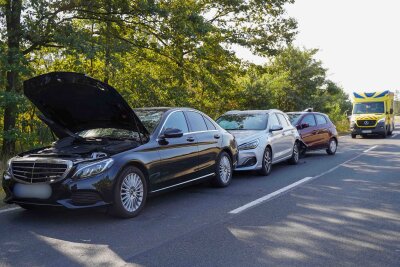 Drei Verletzte in Klinik nach Unfall auf sächsischer Staatsstraße - Mehrere Rettungswagen, Polizei und Feuerwehr kamen zum Einsatz. Ersten Erkenntnissen nach kamen drei Personen verletzt in ein Klinikum. Eingeklemmt wurde bei dem Unfall niemand. 