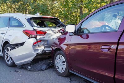 Drei Verletzte in Klinik nach Unfall auf sächsischer Staatsstraße - Mehrere Rettungswagen, Polizei und Feuerwehr kamen zum Einsatz. Ersten Erkenntnissen nach kamen drei Personen verletzt in ein Klinikum. Eingeklemmt wurde bei dem Unfall niemand. 