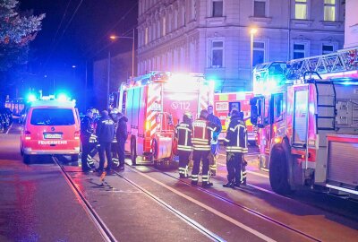 Drei Verletzte nach Feuer in Wohnhaus: Brandstiftung vermutet - Das Feuer brach am späten Sonntagabend in einem Mehrfamilienhaus aus. Foto: EHL Media