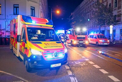 Drei Verletzte nach Feuer in Wohnhaus: Brandstiftung vermutet - Bei Ankunft der Feuerwehr zog bereits dunkler Rauch aus der Wohnung im Erdgeschoss. Foto: EHL Media