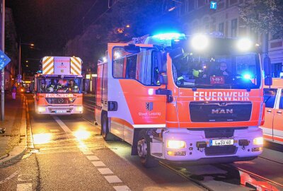 Drei Verletzte nach Feuer in Wohnhaus: Brandstiftung vermutet - Die Feuerwehrleute gingen unter Atemschutz in das Mehrfamilienhaus retteten nach eigenen Angaben vier Menschen. Foto: EHL Media