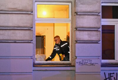 Drei Verletzte nach Feuer in Wohnhaus: Brandstiftung vermutet -  Weitere etwa 15 Personen wurden aus dem Haus evakuiert. Foto: EHL Media