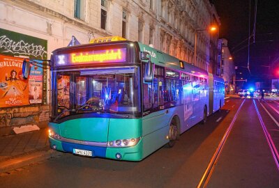 Drei Verletzte nach Feuer in Wohnhaus: Brandstiftung vermutet - Sie kamen zeitweise in einem Bus der Leipziger Verkehrsbetriebe (LVB) unter. Foto: EHL Media