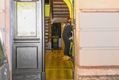 Drei Verletzte nach Feuer in Wohnhaus: Brandstiftung vermutet - Drei Menschen wurden wegen einer Rauchgasvergiftung medizinisch versorgt. Foto: EHL Media