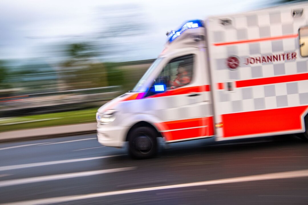 Drei Verletzte nach Unfall mit Krankentransporter - Ein Rettungswagen auf Einsatzfahrt.