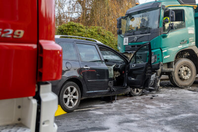 Drei Verletzte Personen nach Unfall in Ellefeld - Drei Personen wurden verletzt.