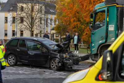 Drei Verletzte Personen nach Unfall in Ellefeld - Am Mittwochmorgen kam es gegen 8.25 Uhr auf der Hauptstraße in Ellefeld zu einem schweren Verkehrsunfall.